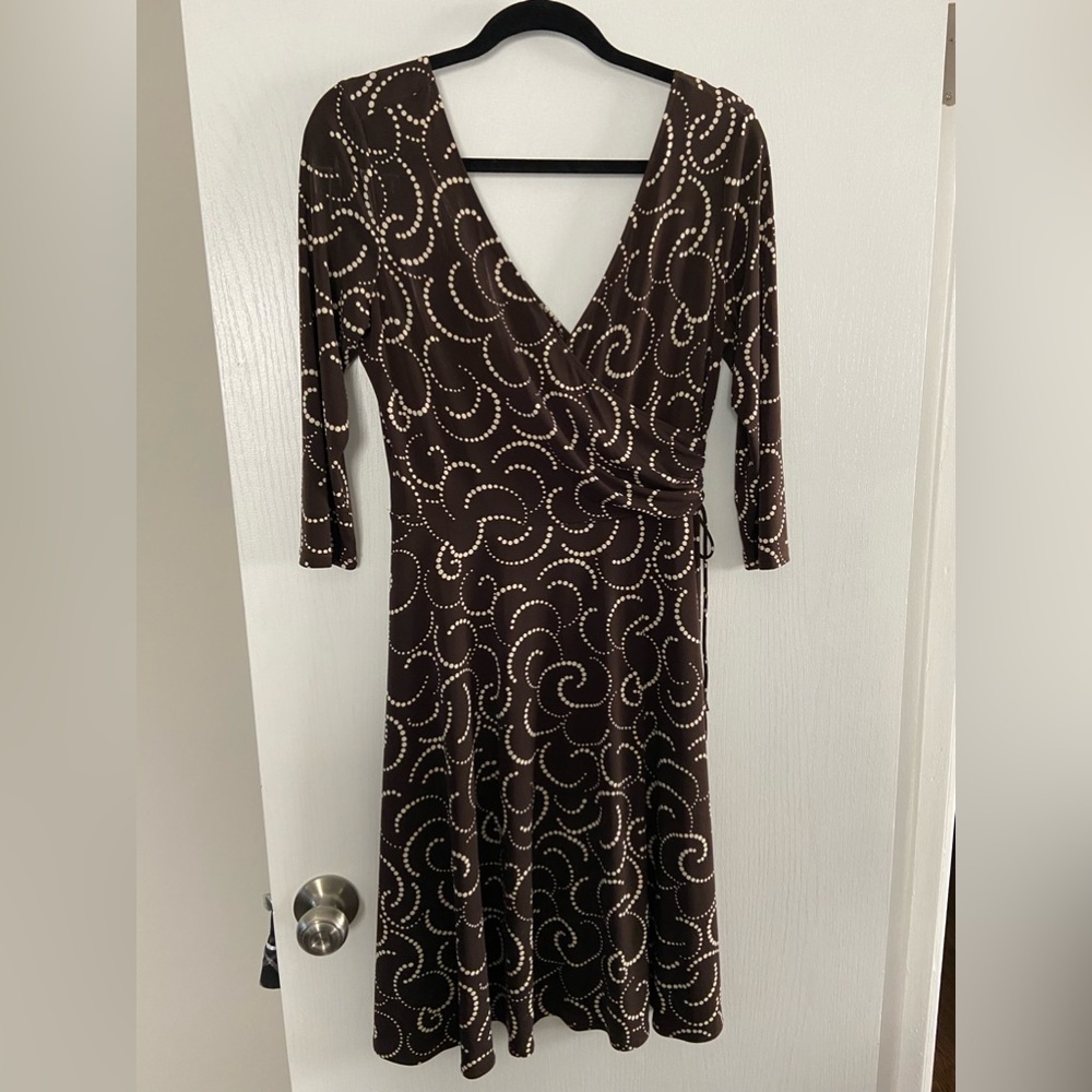 Maggy London faux wrap, surplice neckline, brown with beige design dress 14p